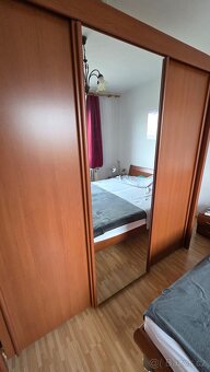 Šatní skříň se zrcadlem - 2