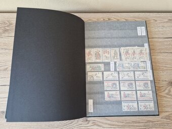 Poštovní známky ČSR v albu. - 2