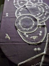 Ručně vyšívaný ubrus + 7 deček. - 2