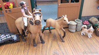 Schleich stáj pro koně - 2