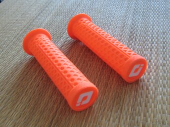 Nové mtb gripy ODI Vans V1.0 Lock-On Grips - 2