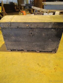 Stará dřevěná truhla - 2