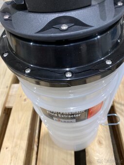 Ruční odsávačka na olej 10,5l - 2