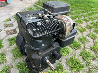 Motor Briggs & Stratton 5 hp na kultivátor Moutfield - 2