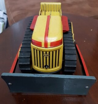 staré hračky bábika,  domiešavač, ČZ prasa, buldozér... - 2