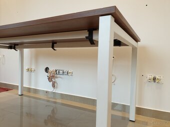 Kvalitní stůl Neudoerfler - 2