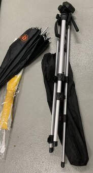 Stativy, držáky na E27, zářivky, odrazný deštník - 2