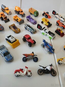 Autíčka za 60ks Matchbox Hotwheels Bburago Maisto - 2