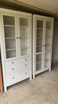 Ikea Hemnes vitrína knihovna masiv bílé mořidlo š. - 2