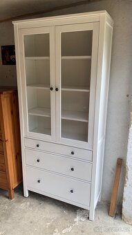 Ikea Hemnes vitrína knihovna masiv bílé mořidlo š. - 2