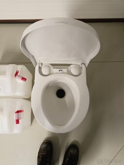 Prodám Wc a přenosné bareli na vodu. - 2