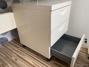 Kancelářský stůl s uzamykatelnými zásuvkami. - 2