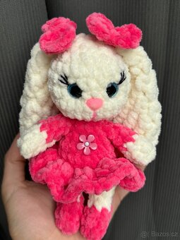 Háčkovaný králíček 20 cm + karabinka jako dárek - 2