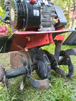 Kultivator Hecht 795 na srovnání pozemku. - 2