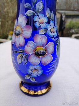 Modrá skleněná váza s bílo-béžovými květy - 2