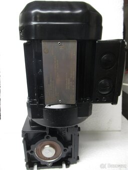 SEW-NOVÁ úhlová elektropřevodovka 400V.0,12kw.otáčky 23min. - 2