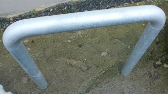 Pouliční zábrana proti poškození domu. originální, - 2