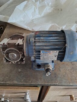 Prodám elektromotor s převodovkou - 2