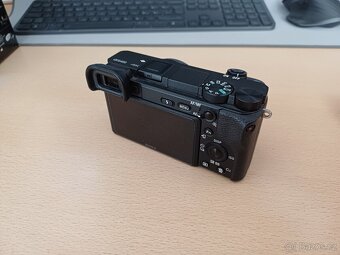 Sony A6400 tělo + příslušenství - 2