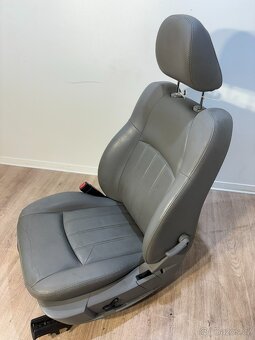 //Sedačka řidiče Chrysler 300c// - 2
