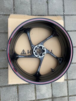 Zadní kolo Triumph Speed triple 1050 RS - 2