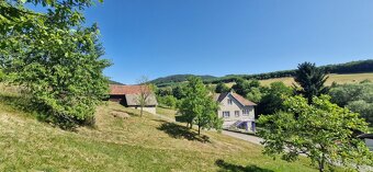 Prodej rodinného domu ve Slopném s rozsáhlými pozemky - 2