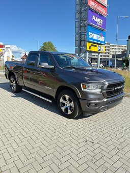 Dodge RAM 1500 5.7 V8 HEMI—2019–Laramie—kůže—velký displej— - 2