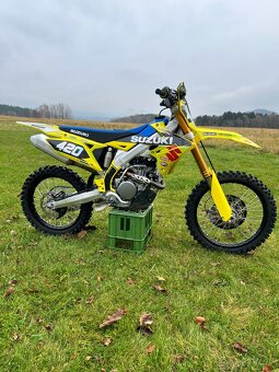Suzuki RM-Z 250 (2025) – TOP STAV, 11,1 mth - 2