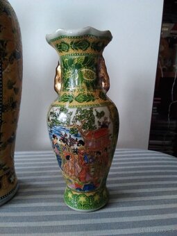 Dekorativní keramika, vázy a různé zdobené nádoby. - 2