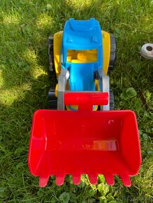 TRAKTOR SE LŽÍCÍ A VLEČKOU - 2