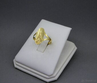 Zlatý prsten se zdobenou ploškou - 2