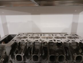 Hlava motoru vw t5 2,5 tdi - 2