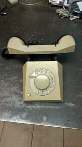 Telefoní přístroj na zeď - 2