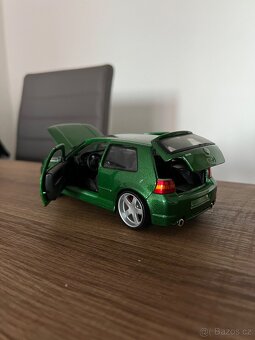 Maisto VW Golf R32 - 2