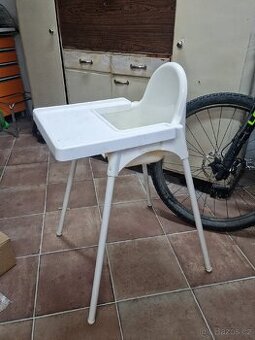 Dvě ikea židle, bílá a červená - 2