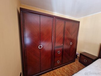 Komplet krásná ložnice – postel, skříň, noční stolky, komoda - 2