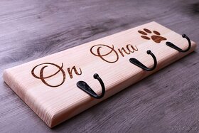 Věšák na obojky a vodítka - on, ona, tlapka - 2