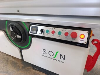 Formátovací pila s posuvným stolem a předřezem. - 2