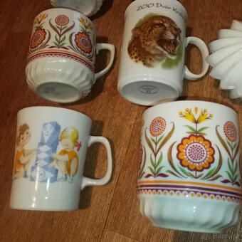 Prodám staré české hrnky na čaj a kávu, půlitry 0,3l a porc - 2