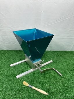 Ruční šrotovník na obilí, mlynek na obilí - 2