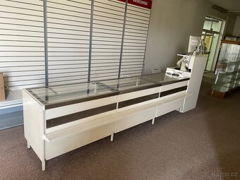 prodejní pult 300x60 kovový prosklený - 2