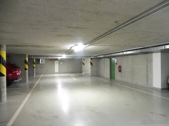 Pronájem parkovacího stání v domě poblíž Budějovické - 2