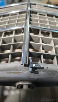 MERCEDES W116 A0019885678 příchytka prostřední lišty masky - 2