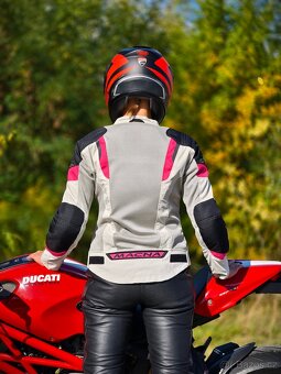 Damska perforovana bunda na motorku. - 2