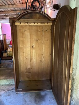 Starožitná skříň k renovaci. - 2