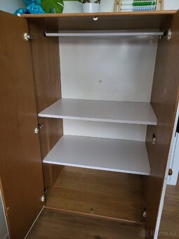 Dřevěná skříň - 2