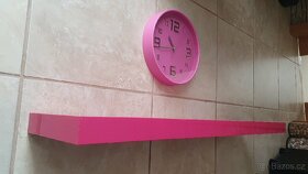 2 ks poličky Ikea růžové barvy + růžové nástěnné hodiny - 2