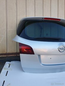 OPEL ASTRA J ZADNÍ DVEŘE
r.v 09-13 COMBI bez nutnosti lakov - 2