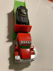 Hotwheels tahač s autíčkem - 2