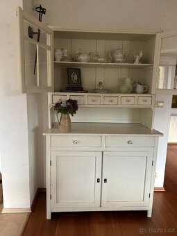 Starý dřevěný kredenc po renovaci - 2